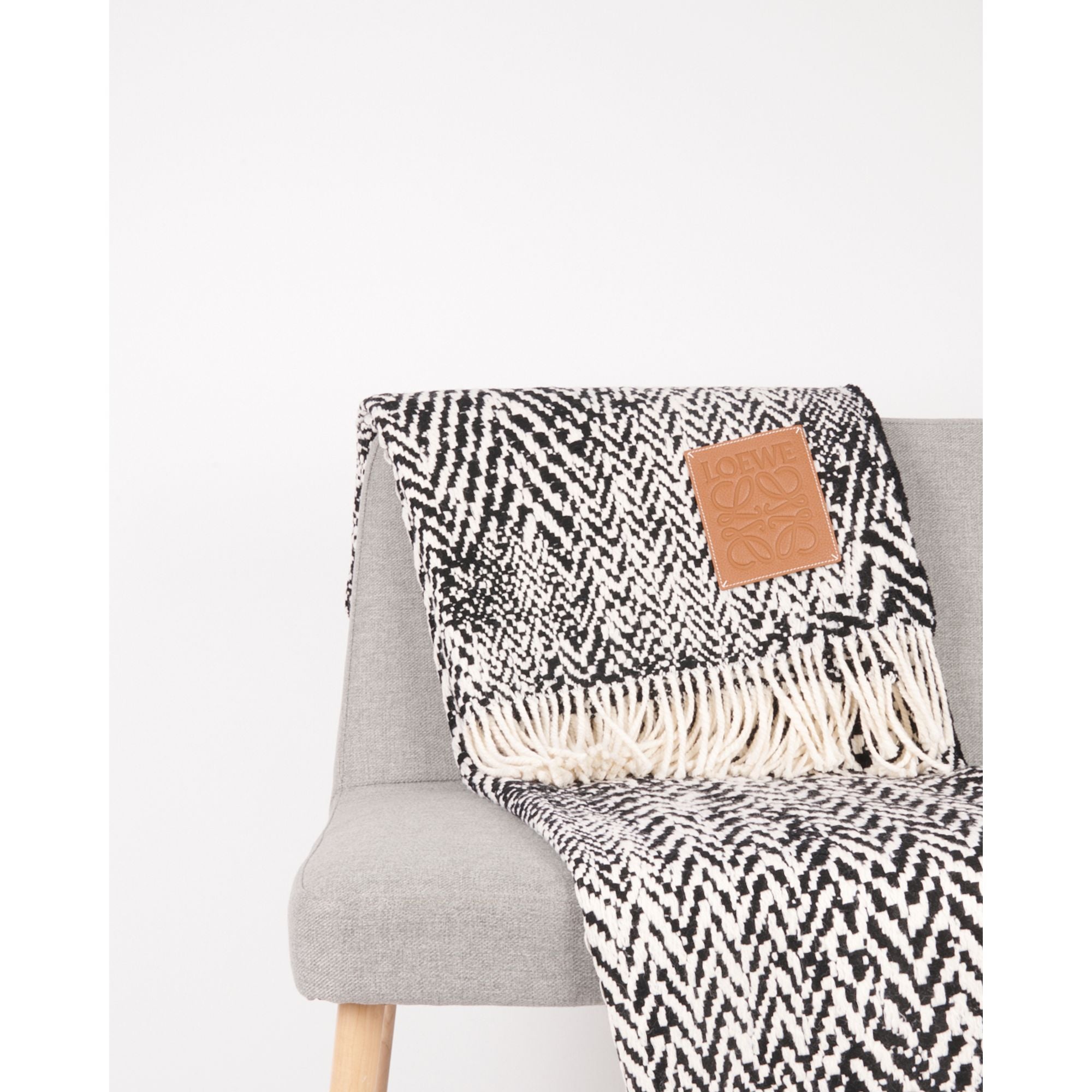Unisex 140X200 Herringbone Blanket - White/Black