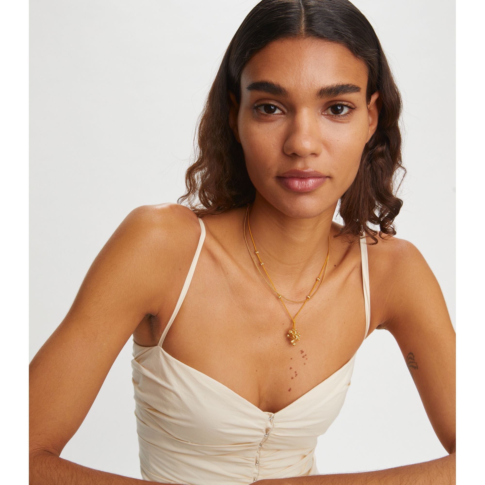 Women Kira Pearl Pendant Necklace - Rolled Brass / Goldfinch