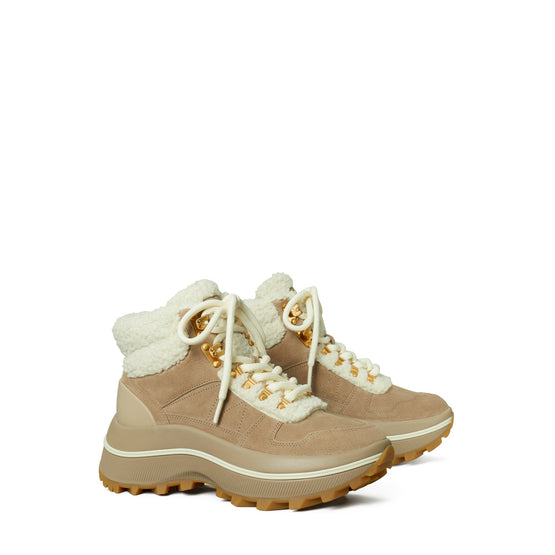 Women Adventure Hiker - Avola